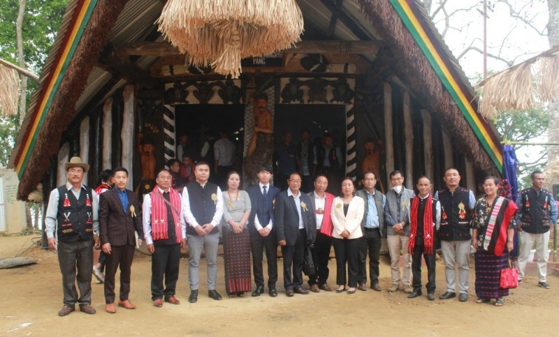 Er Shahkup Phom and others during the inauguration of Dungshing Mongnyei Morung at Anaki village old under Mokokchung district on April 5. (DIPR Photo)